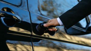 voiture noire avec main sur portière
