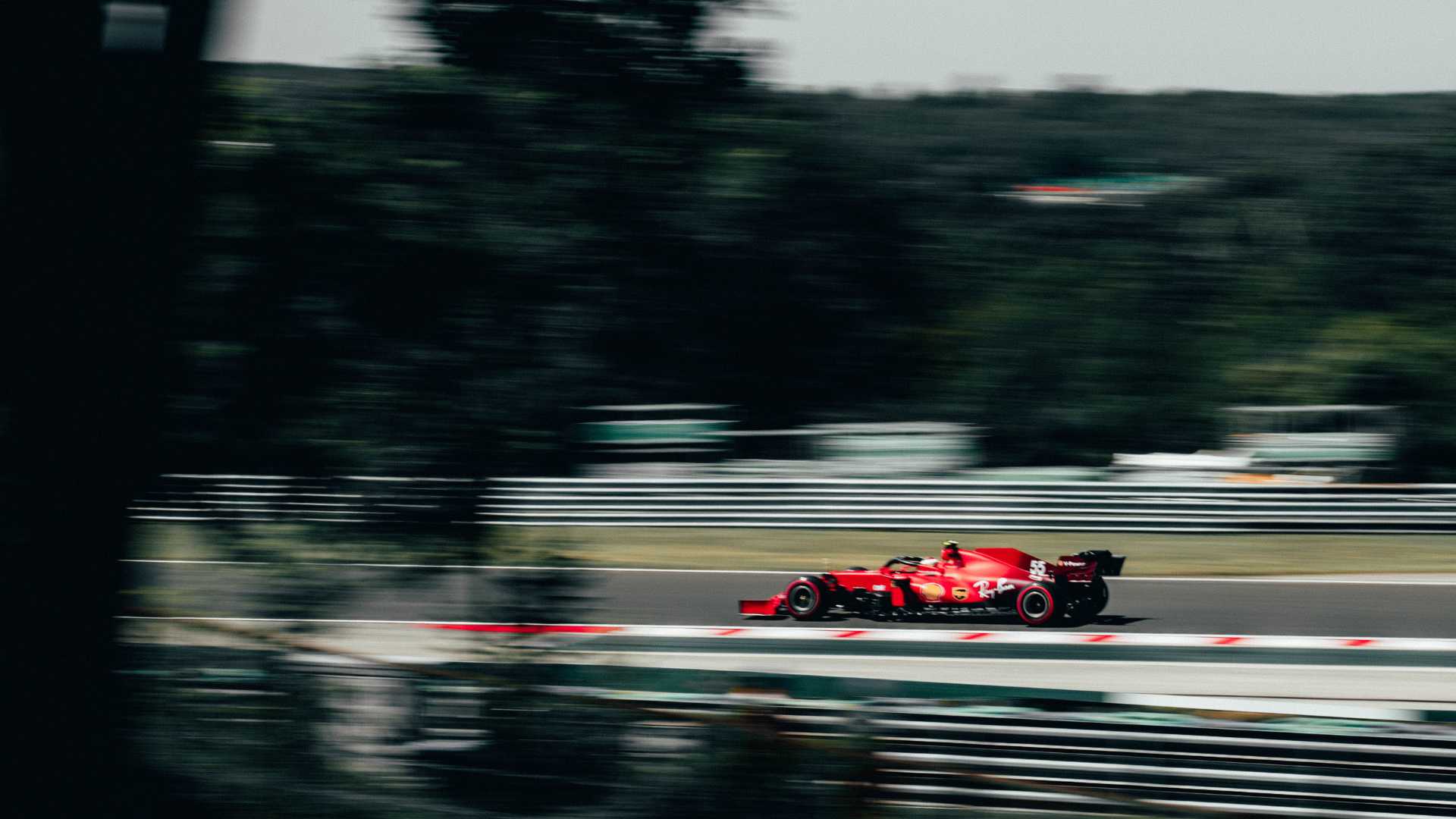 formule 1 rouge qui roule sur circuit automobile