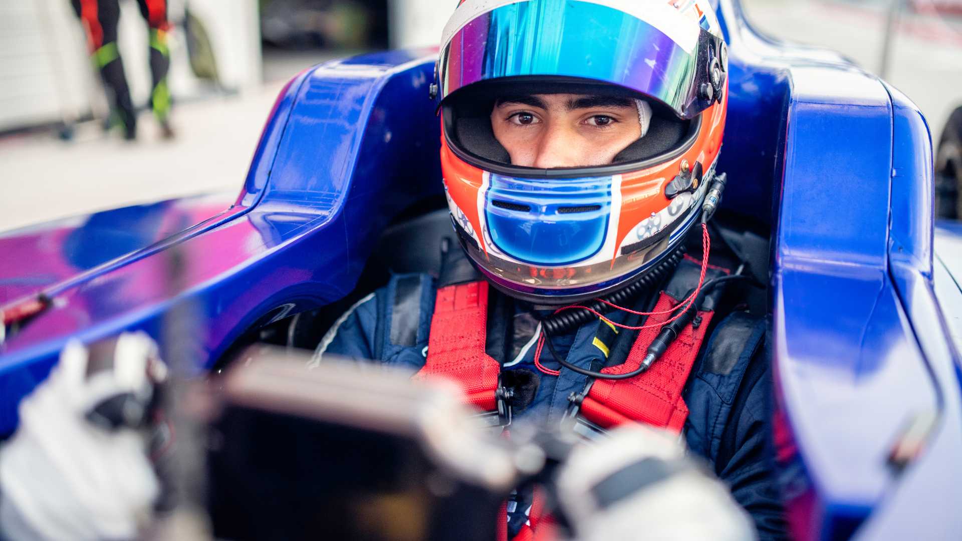 pilote formule dans voiture bleu