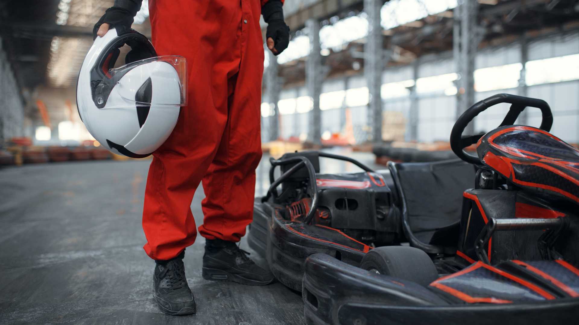 Pilote debout à côté de son véhicule