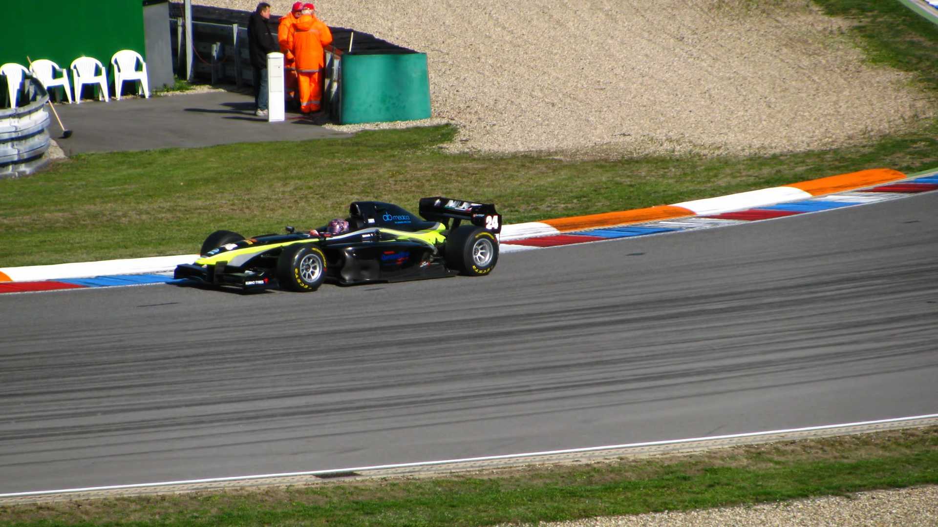 voiture de sport noir sur circuit