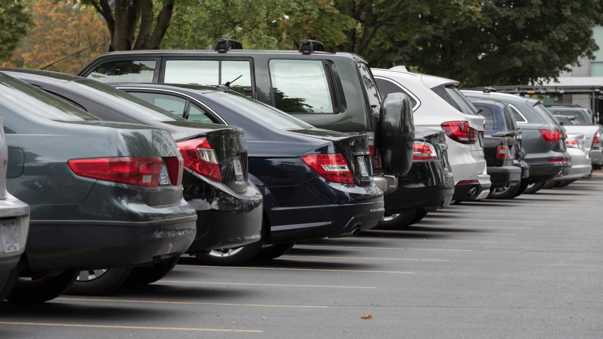 plusieurs voiture garée