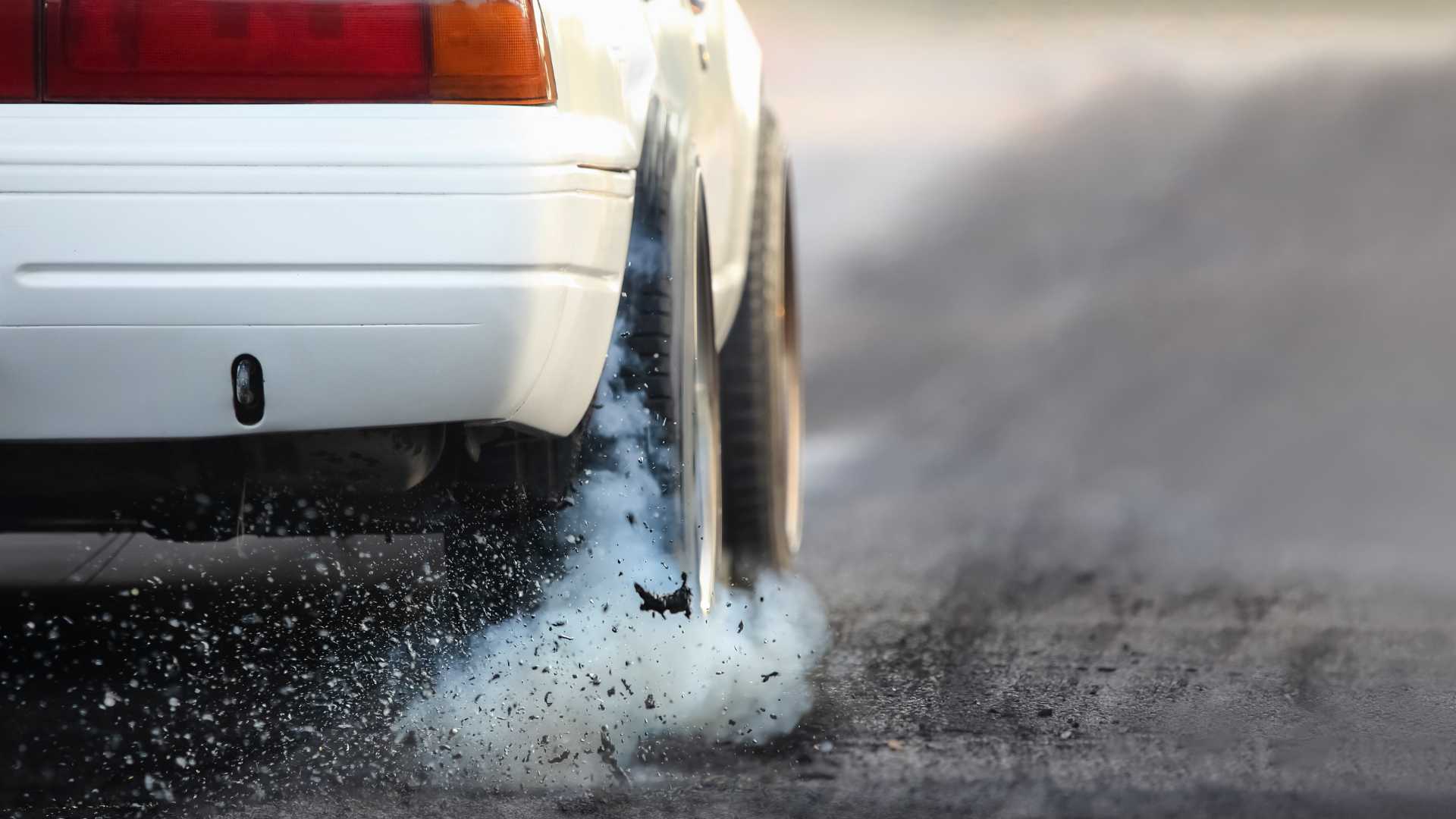 voiture blanche en accéleration