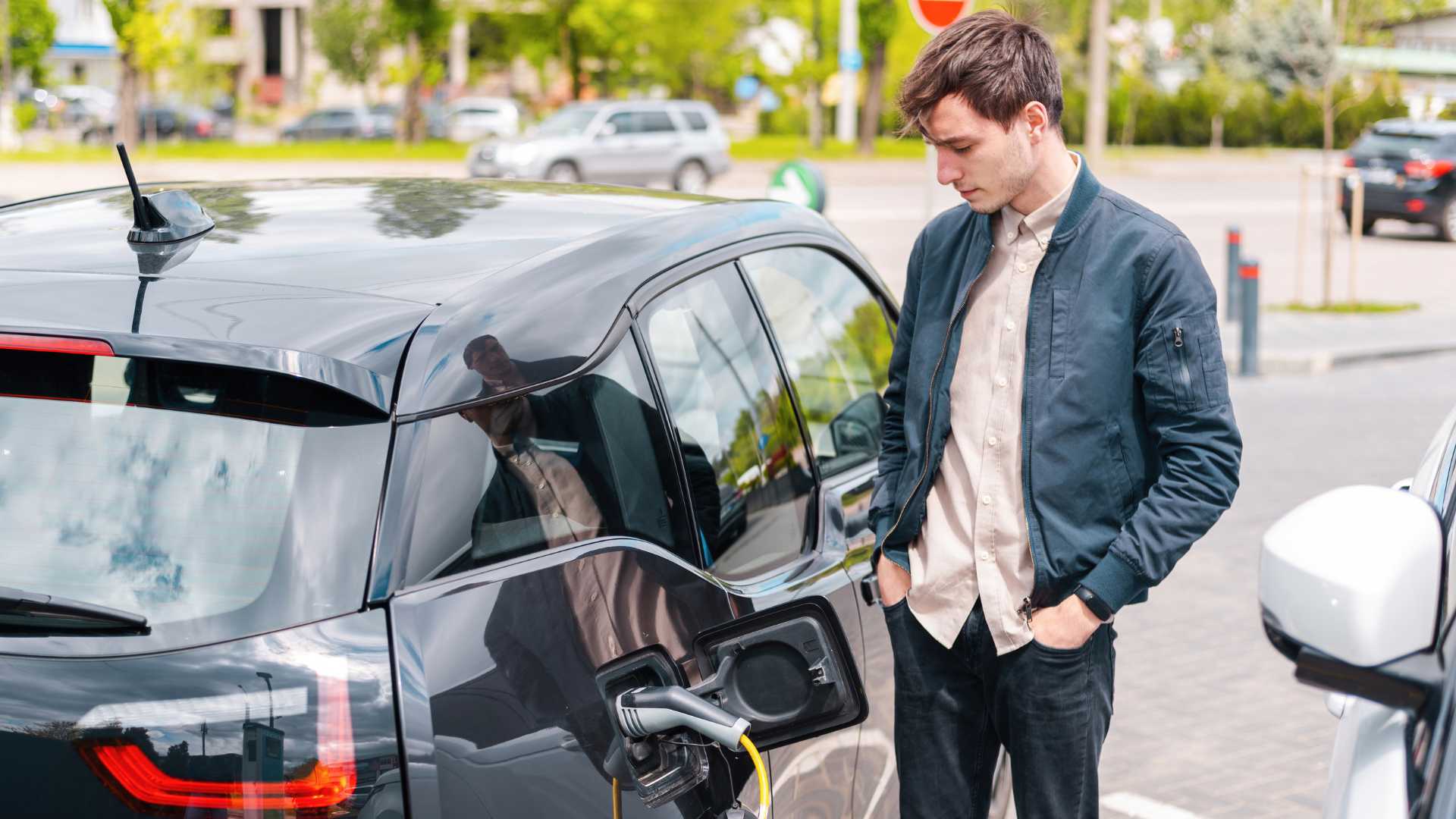 homme qui charge sa voiture