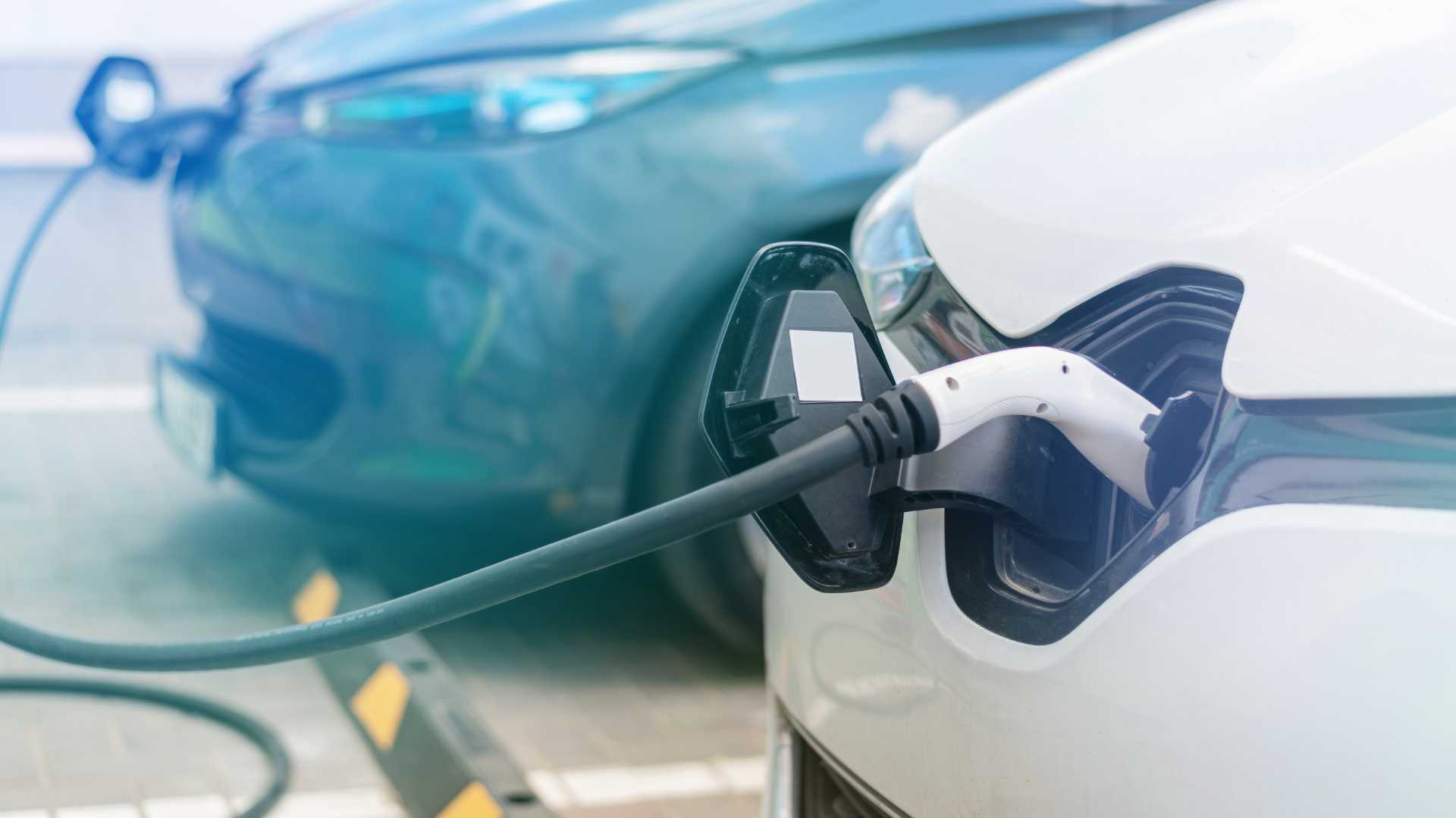 voiture électrique branchée