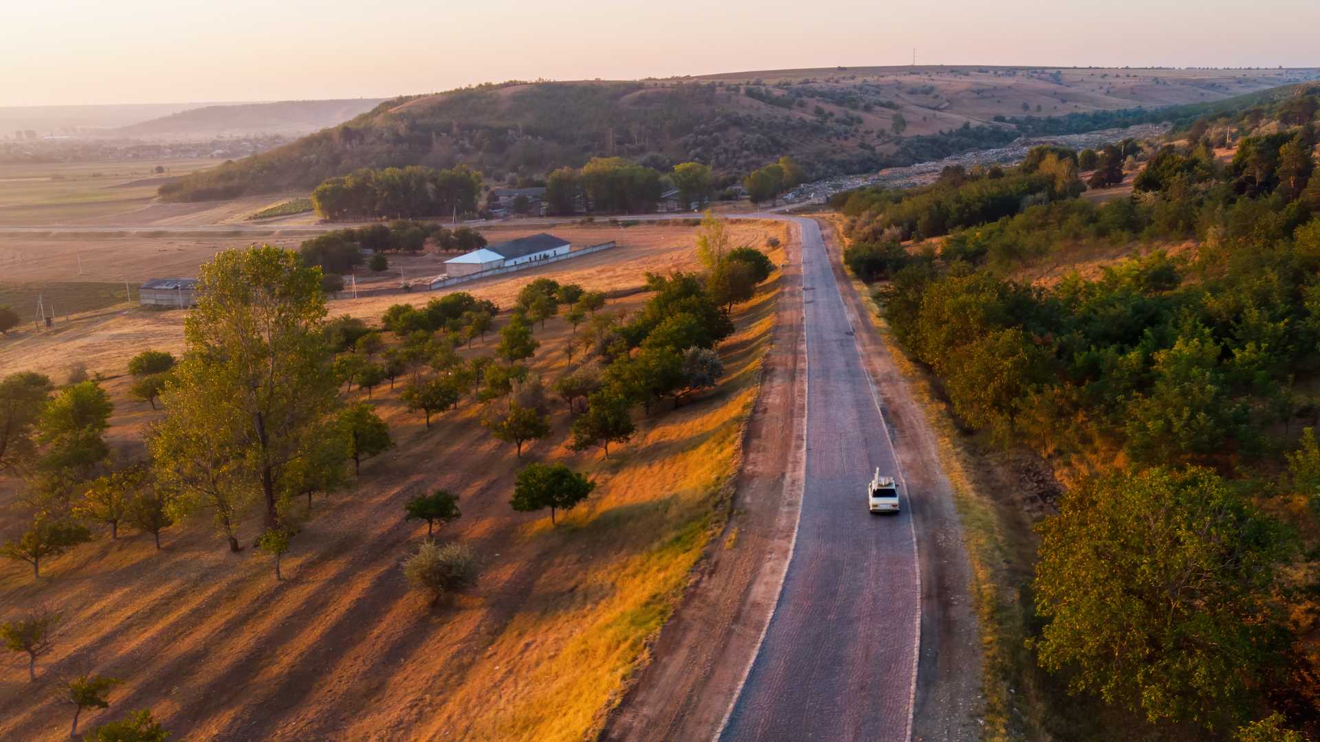 voiture sur route de campagne