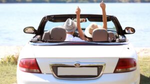 voiture en face de la plage