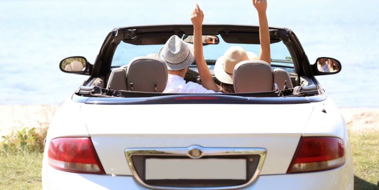 voiture en face de la plage