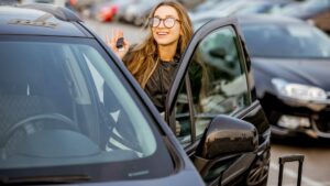 femme qui loue une voiture