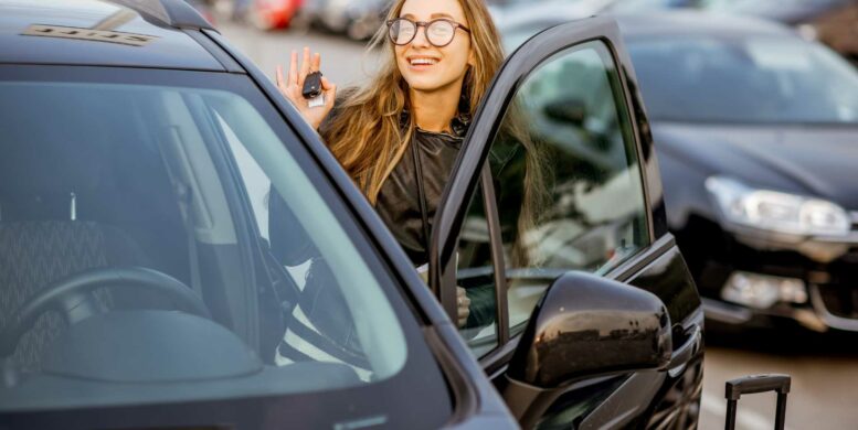 femme qui loue une voiture