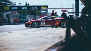 voiture de sport et son pilote