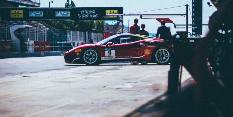 voiture de sport et son pilote